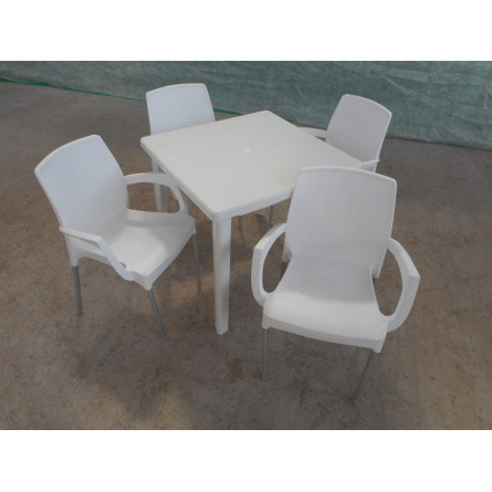 Комплект белой пластиковой мебели (стол квадратный "Тренд" + 4 стулакресла "Аэро")